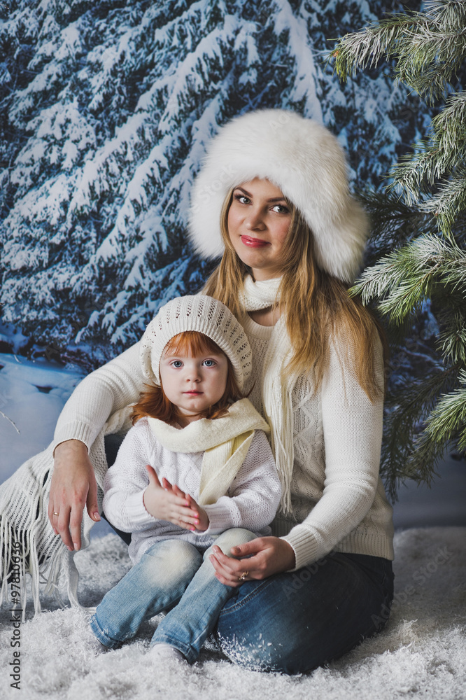 Obraz premium Mother with her daughter sitting under the tree 4528.