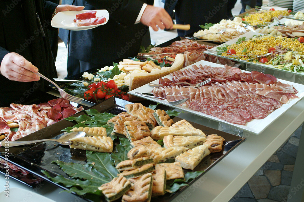 Obraz premium waiter while preparing food for catering 