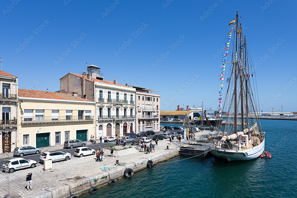 Vieux voilier dans le port de Sète (France)