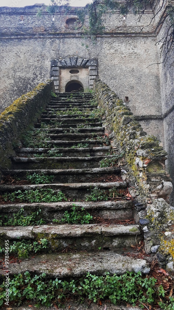 Scalinata di un antico castello medievale