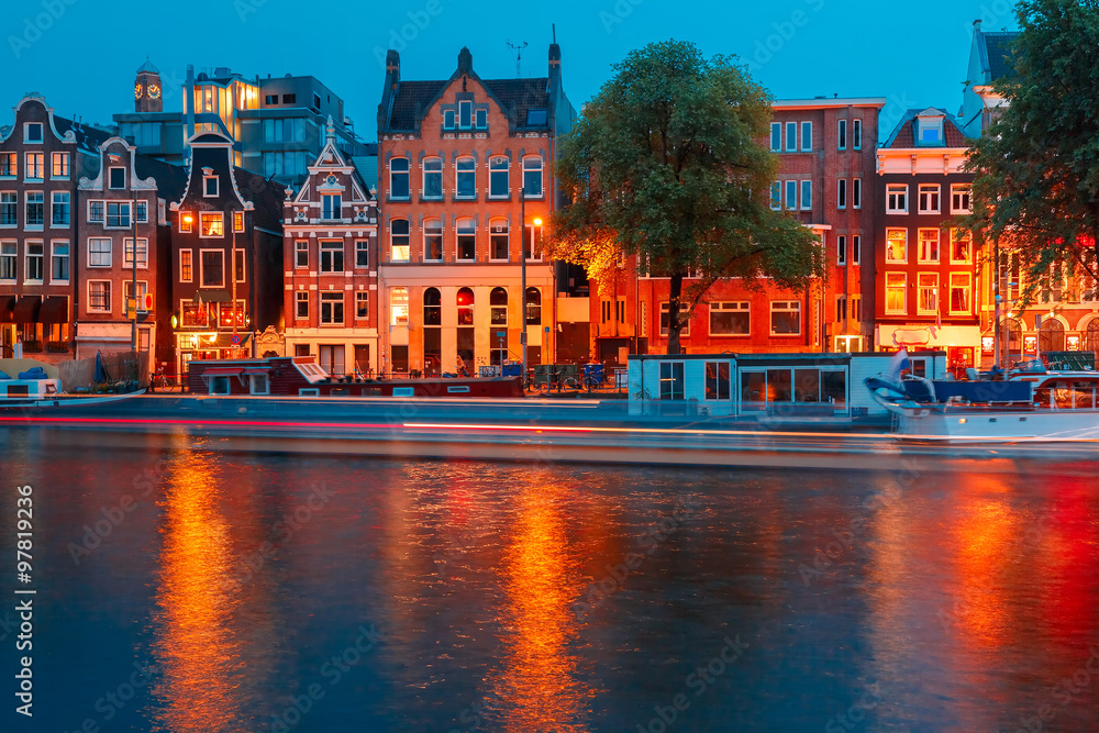 Obraz premium Night city view of Amsterdam canal 