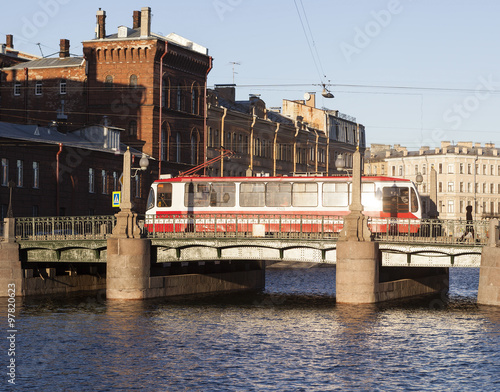Красный трамвай едет по Ново-Калинкину мосту. Санкт-Петербург. Россия.