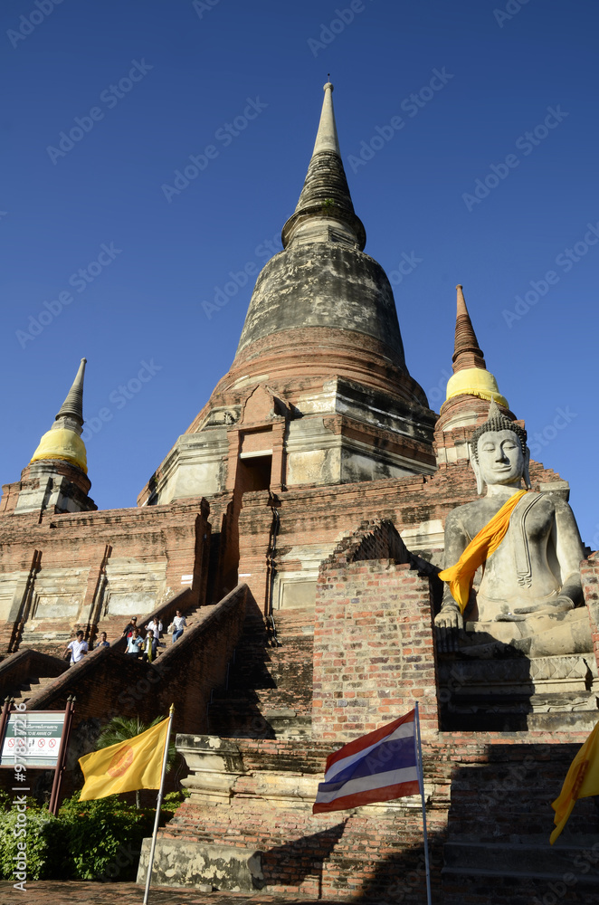 Naklejka premium Buddhistischer Tempel und Buddhastatue in Asien