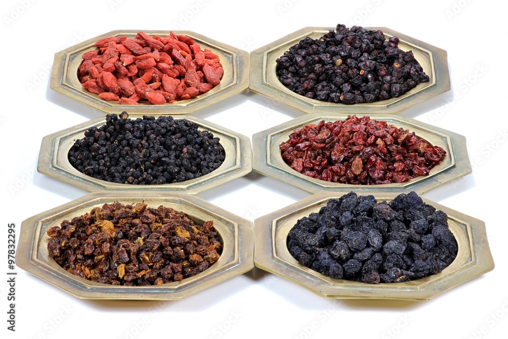 Auswahl getrockneter Beeren (Aronia, Sanddorn, Goji, Berberitzen, Schisandra, Hollunder) isoliert auf weißem Hintergrund Auswahl getrockneter Beeren (Aronia, Sanddorn, Goji, Berberitzen, Schisandra, Hollunder) isoliert auf weißem Hintergrund