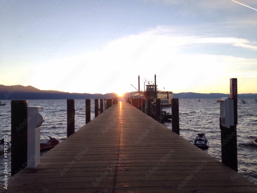 Obraz premium sunset over pier