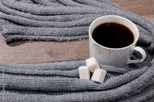 Кружка горячего черного кофе и шерстяной шарф