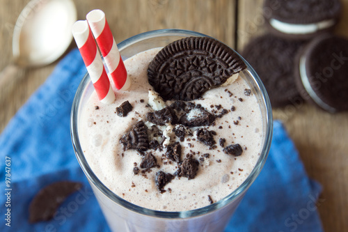 milkshake (chocolate smoothie) with cookies