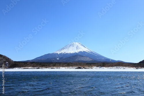 冬の精進湖と富士山 © photop5
