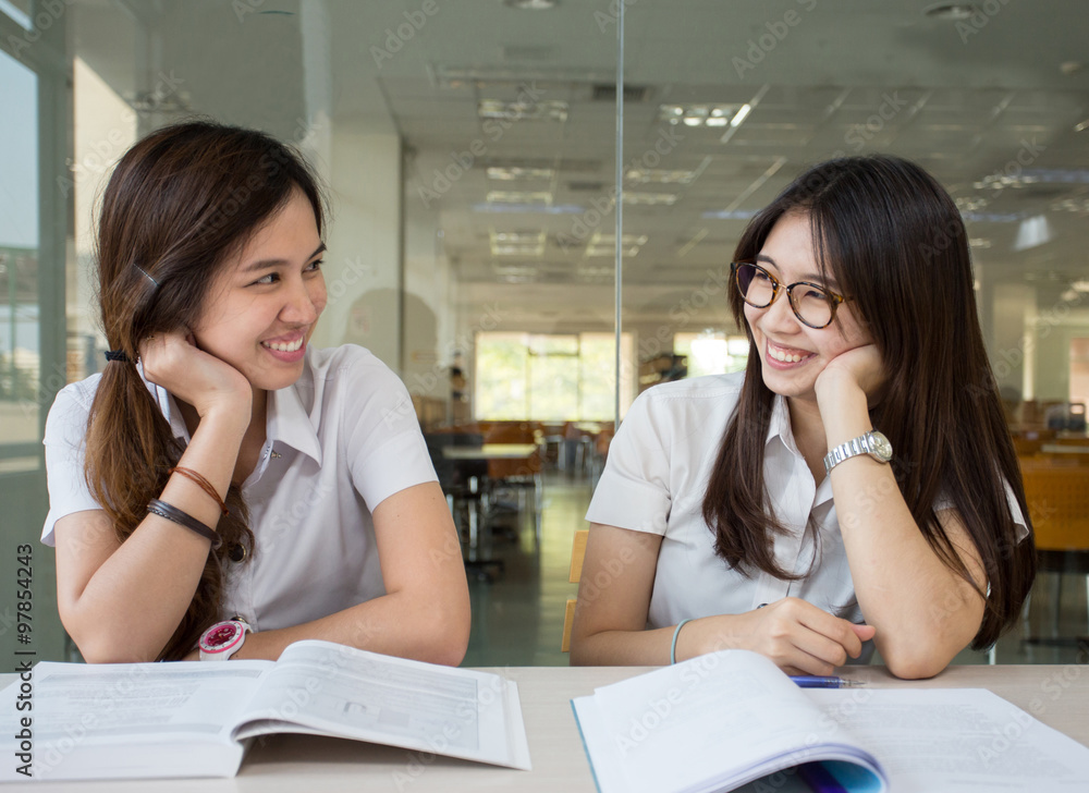 Obraz premium Asian student in library