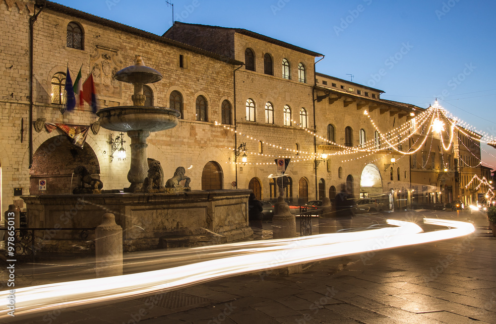 Fontana in piazza del Comune ad Assisi