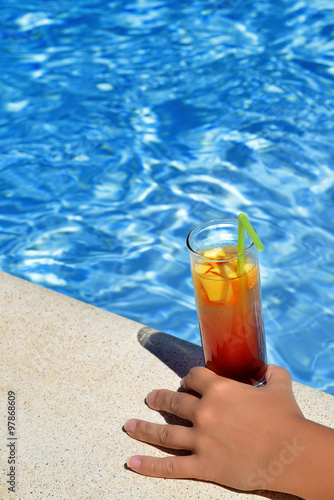 Closeup image of woman hand holding cocktail