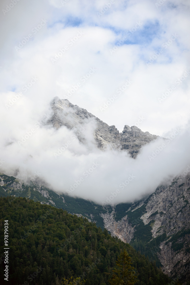 Wilder Kaiser in Tirol mit Wolkendecke