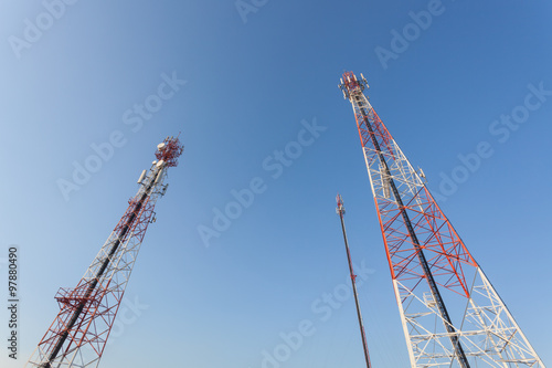 Obraz na płótnie Communications tower with a blue sky w salonie