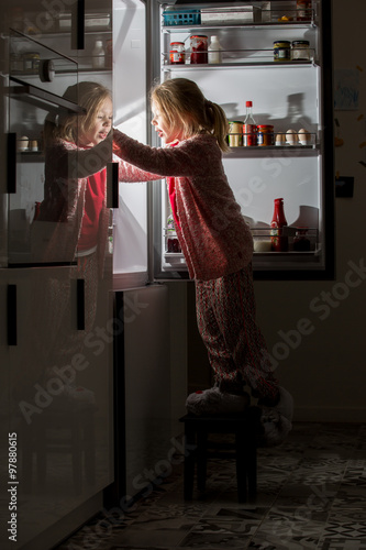 Obraz na płótnie looking into fridge
w salonie