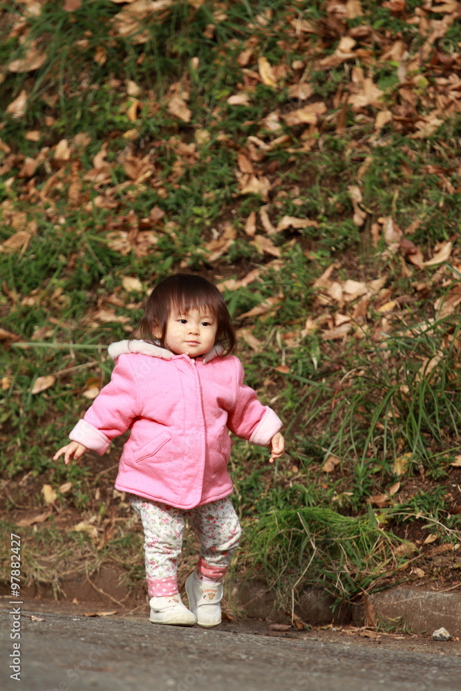 よちよち歩きをする赤ちゃん(1歳児) よちよち歩きをする赤ちゃん(1歳児)