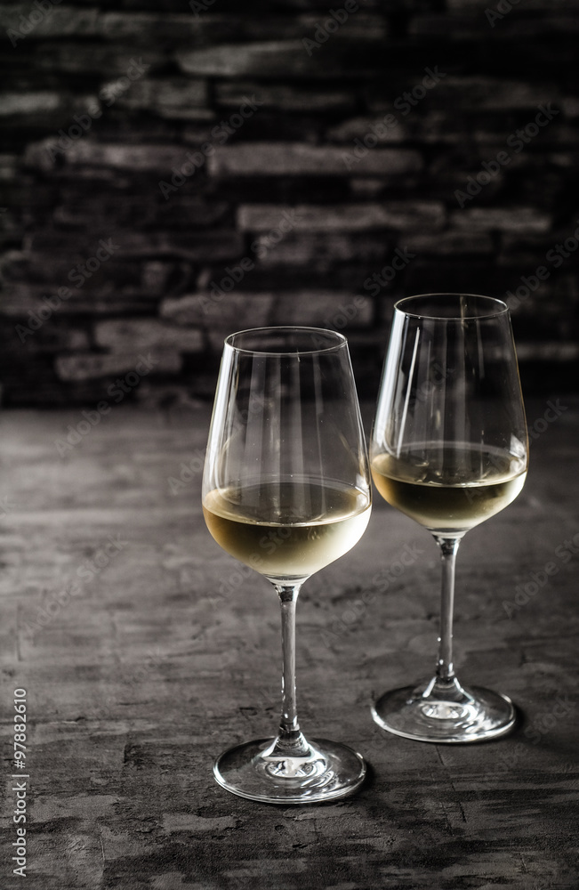 Zwei Weingläser mit Weißwein Zwei Weingläser mit Weißwein