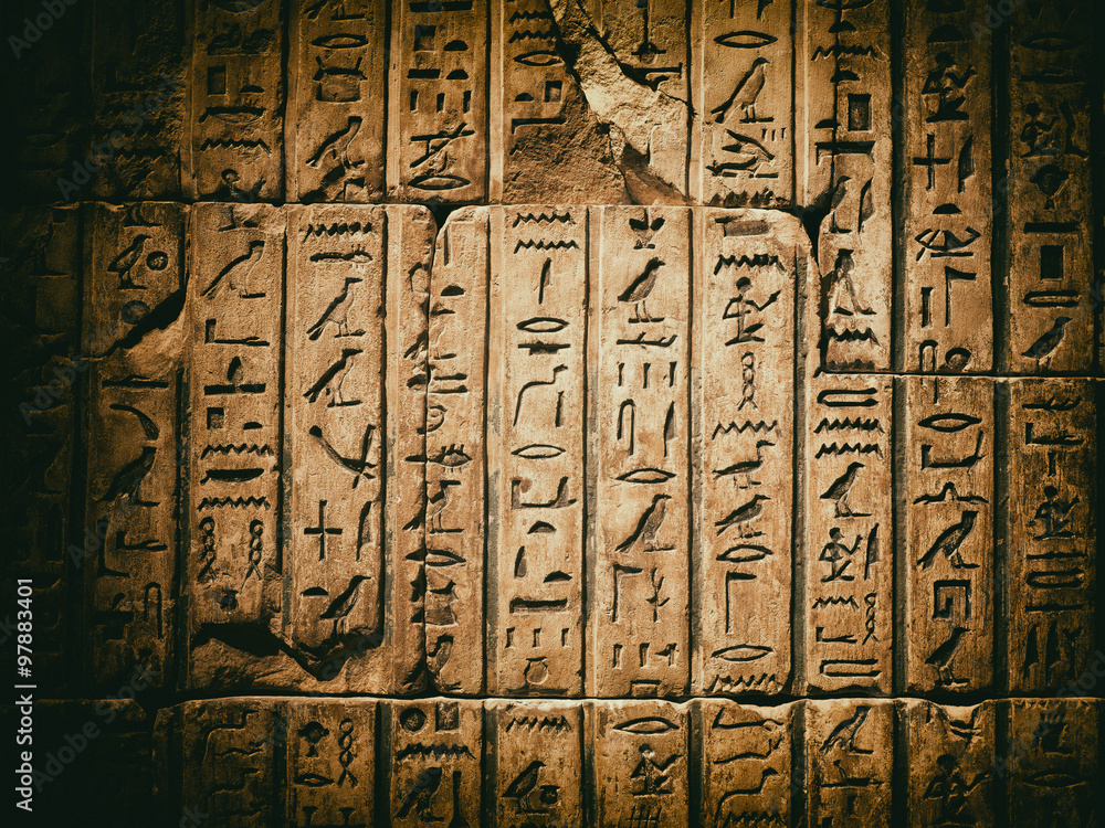 Obraz premium Wyblakły starożytny egipski hieroglif wyrzeźbiony w piaskowcu