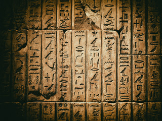 Fototapete Ägypten Verwitterte antike ägyptische Hieroglyphe in Sandstein gehauen  © kmiragaya