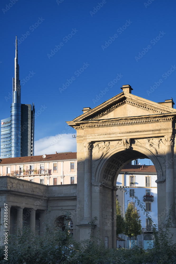 Obraz premium Milan (Italy): old and modern buildings