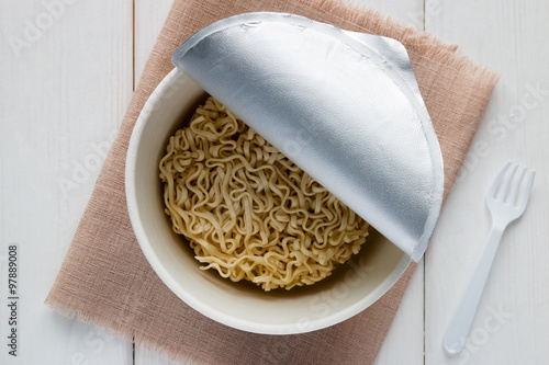 Fotografie instant noodles in a box on a white background