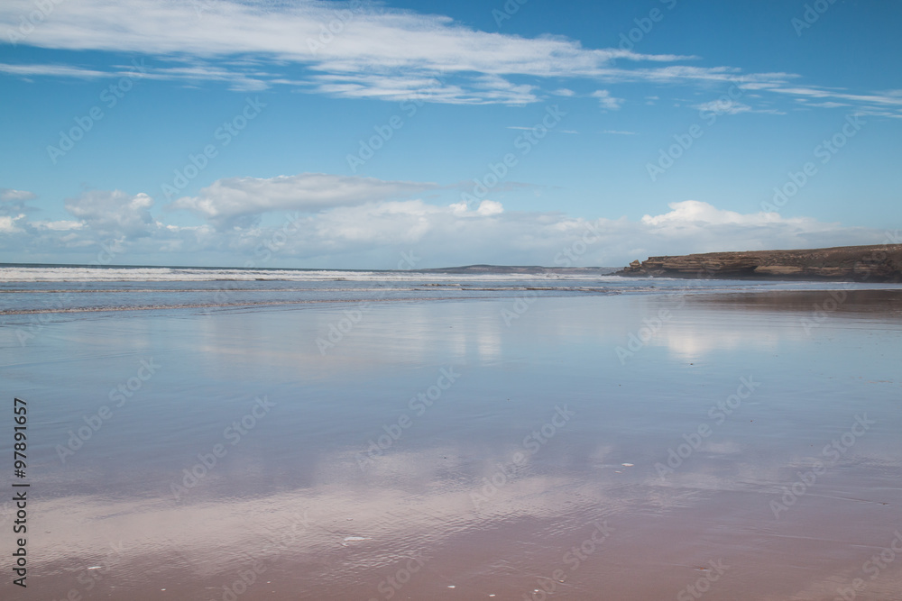 Obraz premium Moroccan shore of Atlantic ocean. Reflection of a cloudy sky in