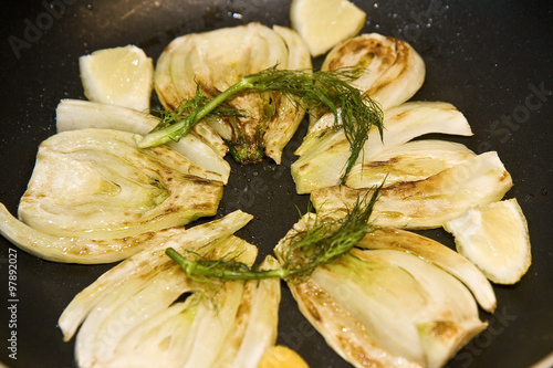 Fenchel mit Dill in der Pfanne gebraten