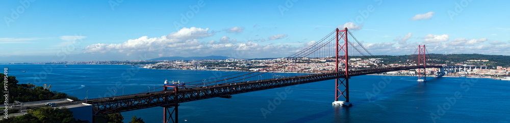 Fototapeta premium Lisbonne, pont du 25 Avril vu depuis le Christ Reï