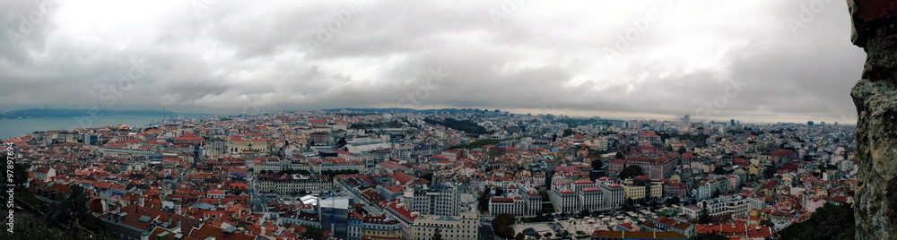 Lisbonne vue du château Maure par temps couvert