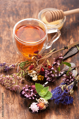 Valokuva Herbal tea with honey and medicinal herbs