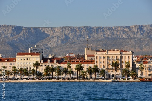 Wallpaper Mural Набережная с пальмами в городе Torontodigital.ca