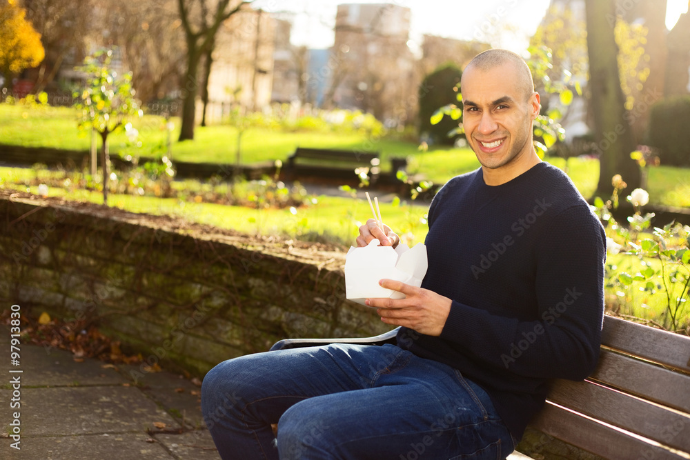 Obraz premium young man enjoying a take-away in the park