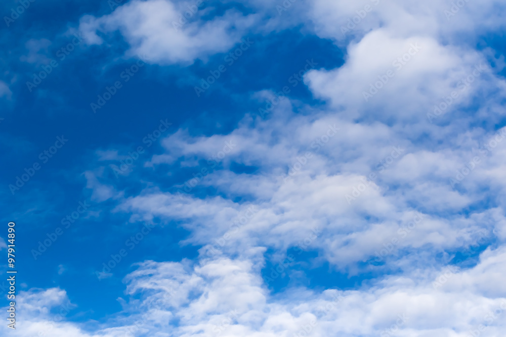 Obraz premium Blue sky with white clouds