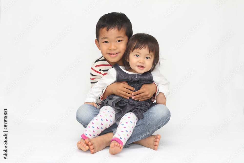 お兄ちゃんと膝に座る妹(6歳と1歳) お兄ちゃんと膝に座る妹(6歳と1歳)