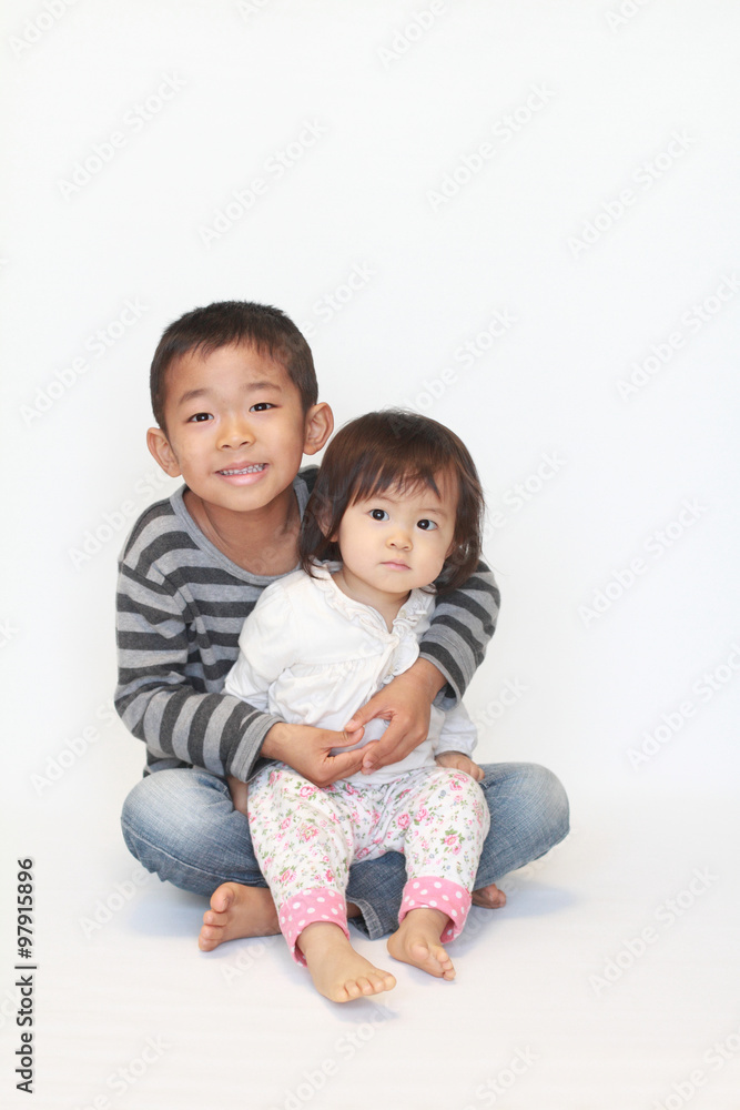 お兄ちゃんと膝に座る妹(6歳と1歳) お兄ちゃんと膝に座る妹(6歳と1歳)