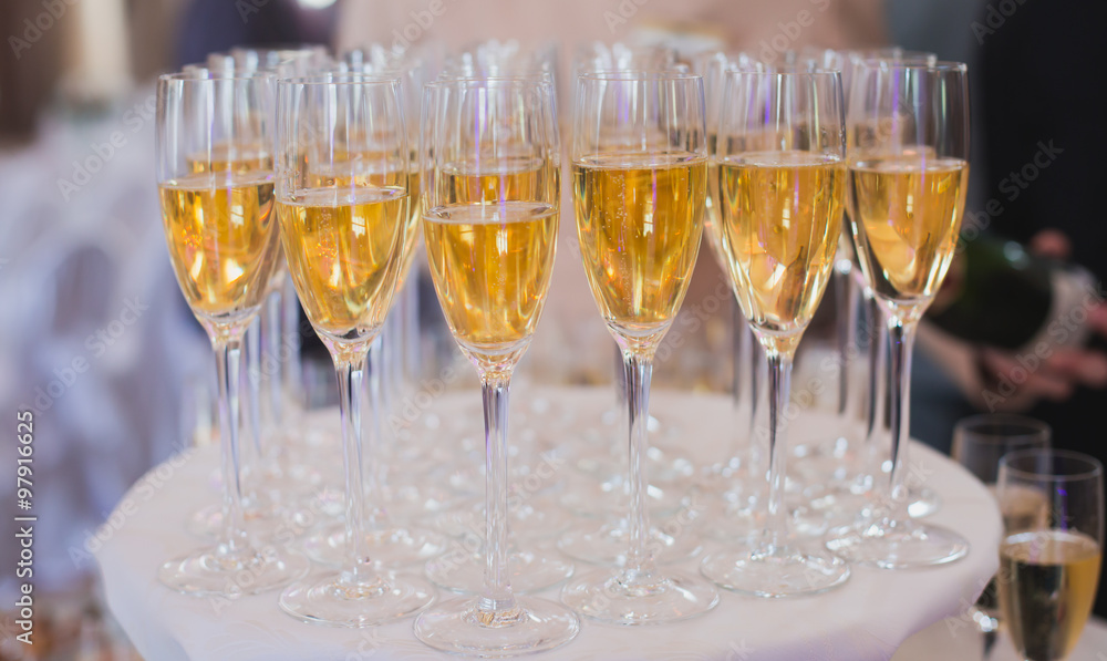 Beautiful row line of different colored alcohol cocktails with mint on a christmas party, martini, vodka with bubbles, wine and others on decorated catering bouquet table on open air event, picture Beautiful row line of different colored alcohol cocktails with mint on a christmas party, martini, vodka with bubbles, wine and others on decorated catering bouquet table on open air event, picture