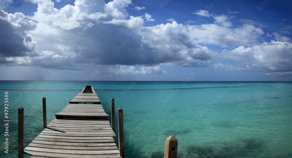 panoramique sur ponton d'embarquement et orage tropical au loin sur la mer des Caraïbes