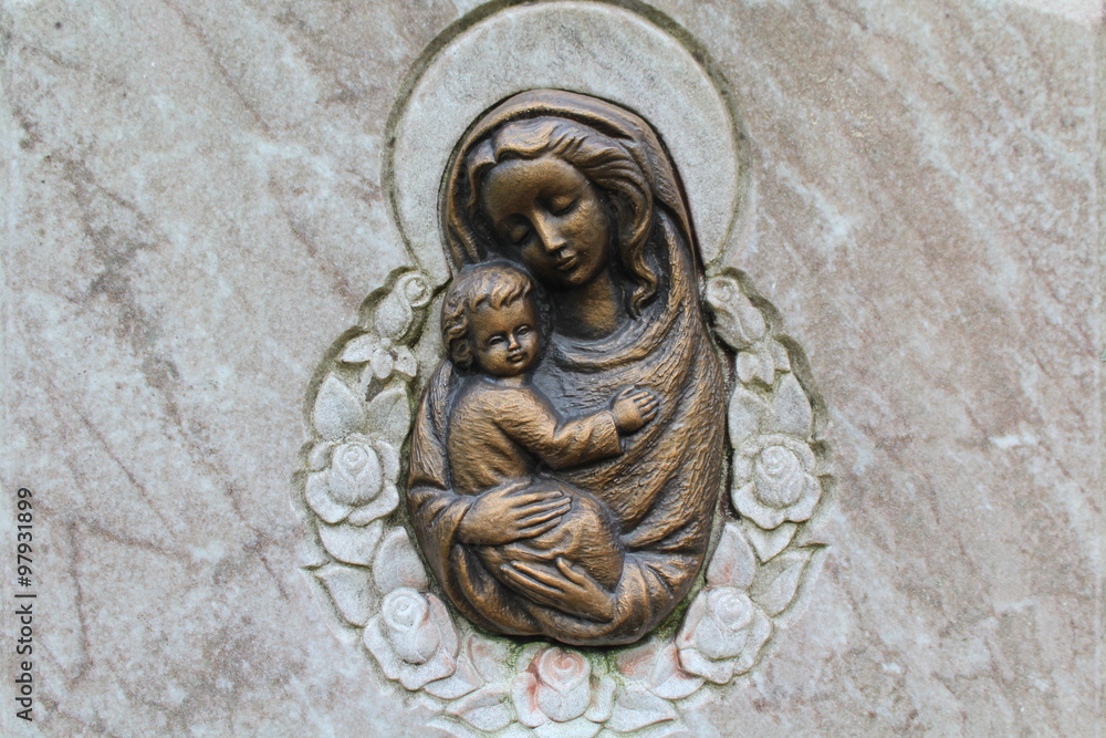 Bronzene Maria mit Christuskind auf einem Grabstein