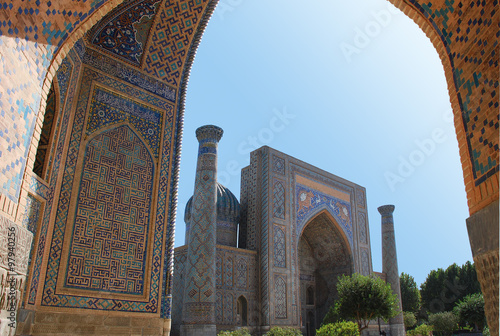 Вид на медресе Шердор из арки