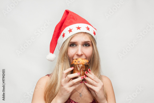 Bella ragazza bionda con panettone