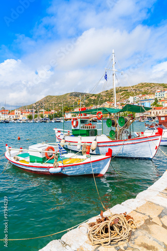 Tradycyjne kolorowe Greckie łodzie rybackie w Pythagorion porcie, Samos wyspa, Grecja