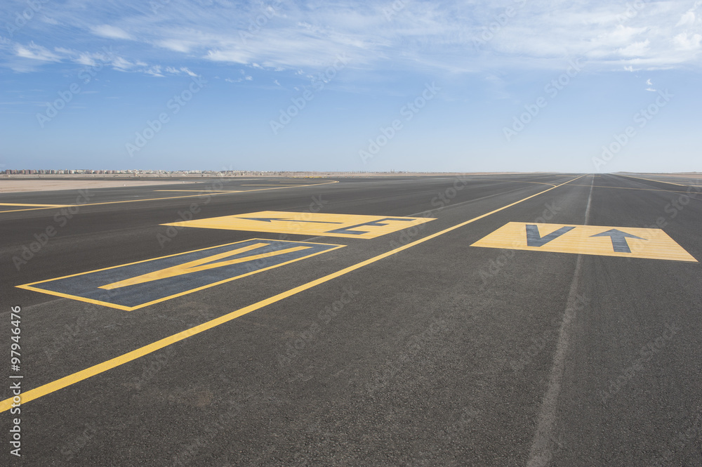 Directional sign markings on a runway