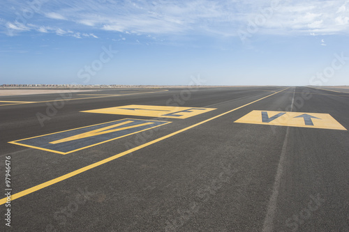 Directional sign markings on a runway