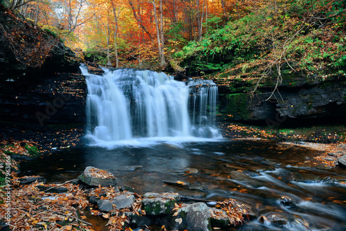 Fototapeta Naklejka Na Ścianę i Meble -  Autumn waterfalls
