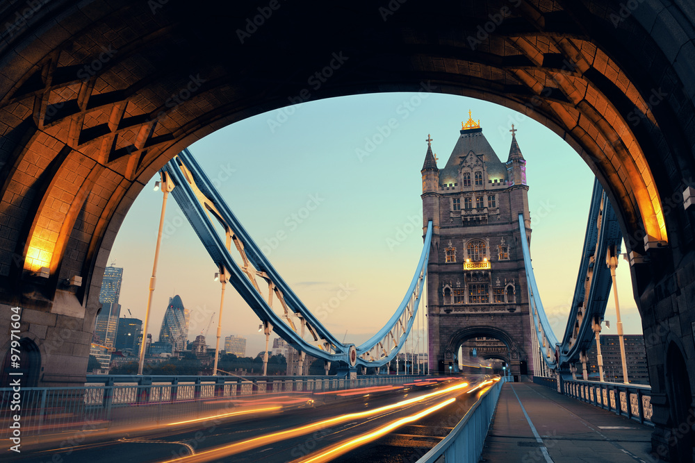 Obraz premium Tower Bridge morning traffic