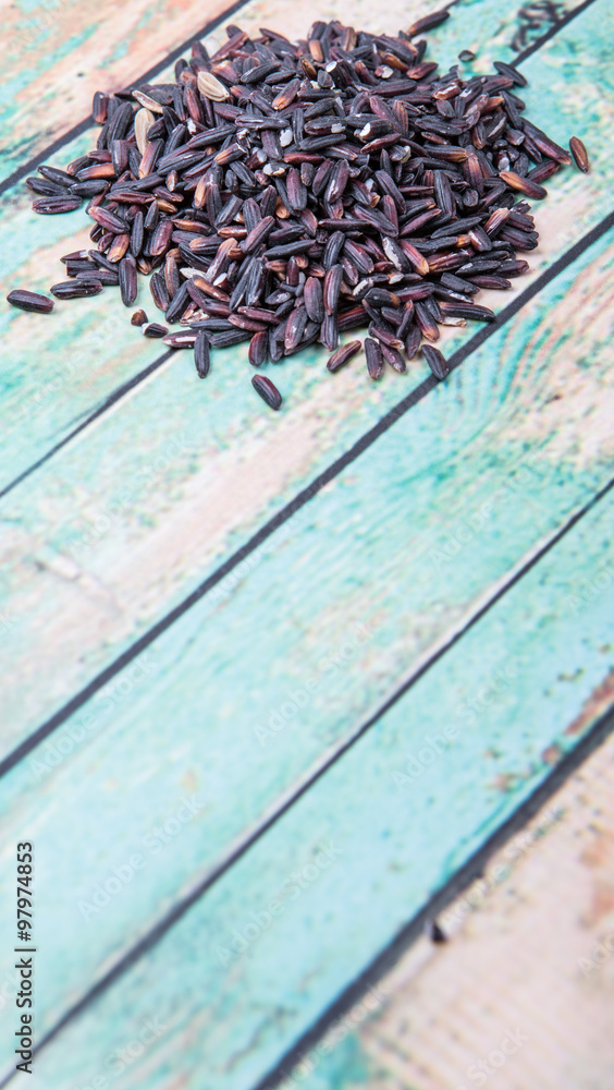 Fototapeta premium Black glutinous rice over wooden background