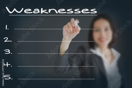 Fotografía Beautiful businesswoman writing list of business weakness compar