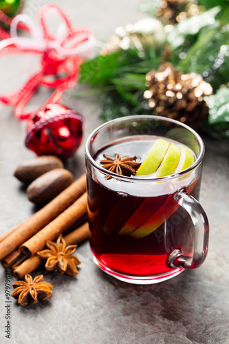 Mulled red wine with apple slices and spices