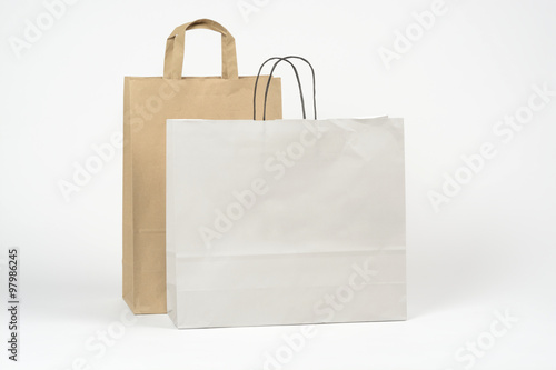 Dos bolsas de papel para las compras