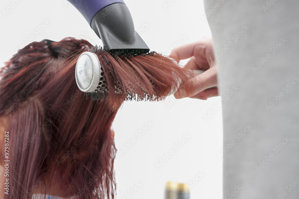 Fototapeta premium Suszenie włosów w salonie fryzjerskim
