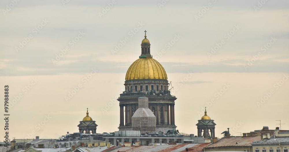 Cúpula dorada Iglesia en San Petersburgo